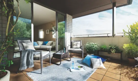 椅子やラグでリラックスできる開放的なバルコニー