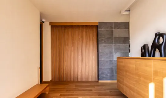 長い造作ベンチと収納を備えた木質玄関