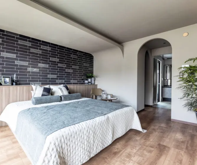 ウォークインクローゼットからサニタリーにつながる回遊動線がある寝室