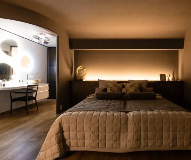 パウダーコーナーやクローゼットへの回遊動線がある寝室