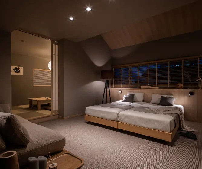 フロアライトと読書灯のある寝室