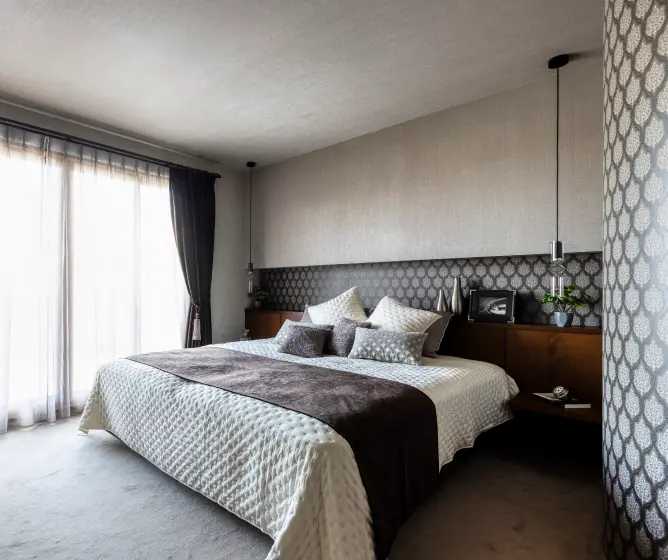 カーペット敷きのシックな寝室