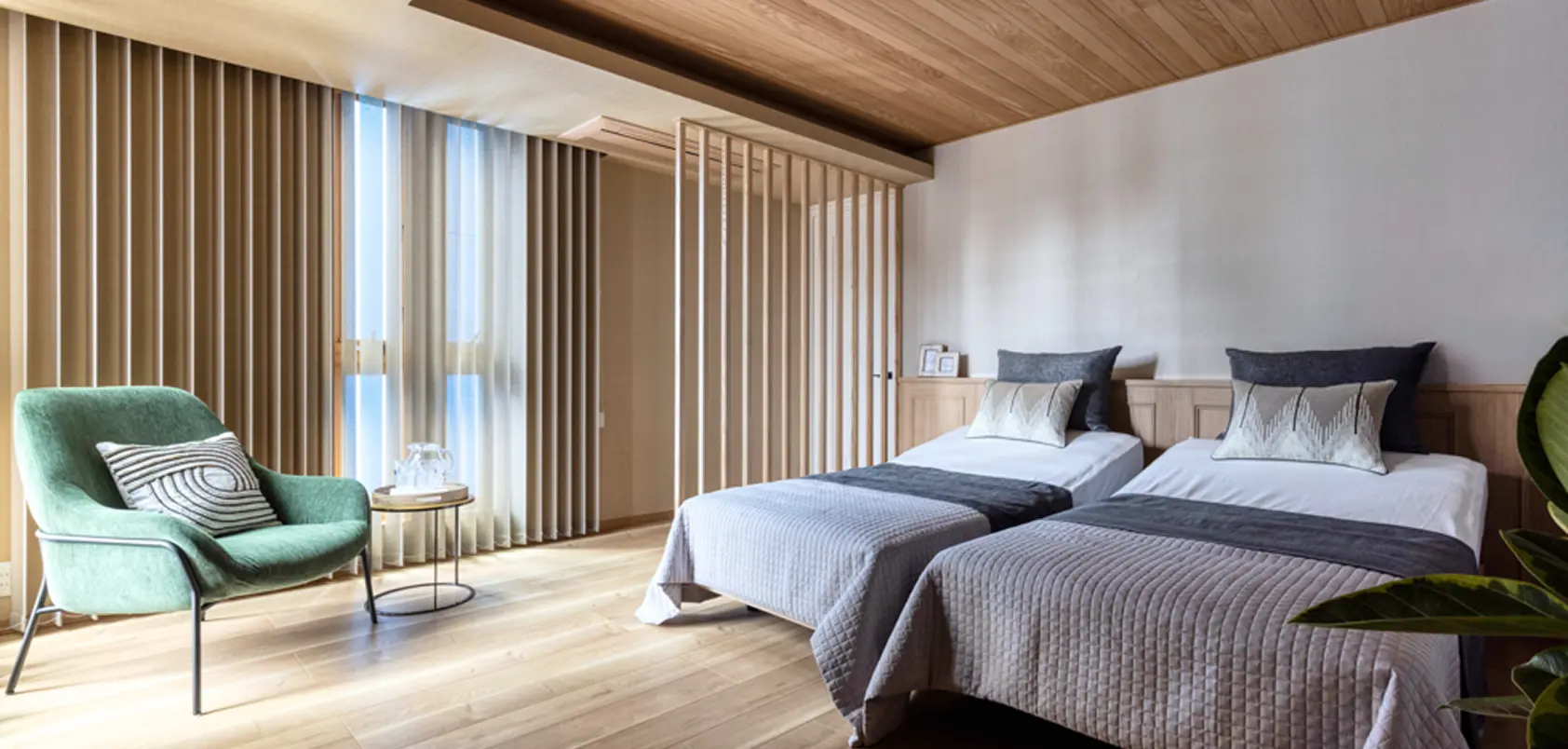 テーブルとチェアを置いた寝室