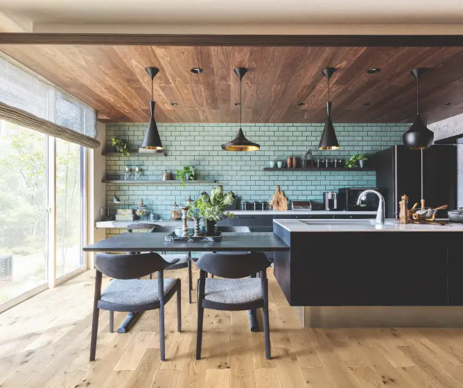 テーブルを隣接させた横並びダイニング