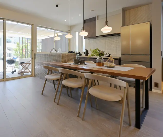 造作テーブルを隣接させた横並びダイニング