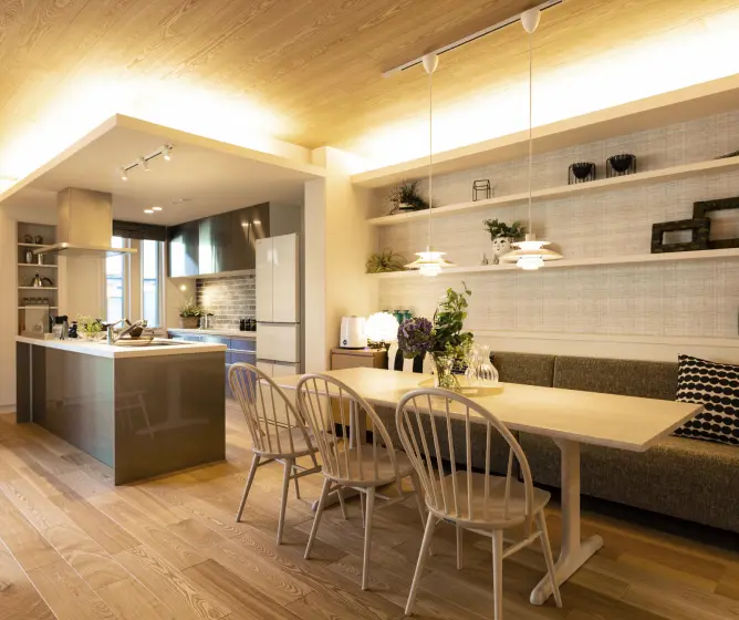 背もたれ付きベンチと組み合わせたダイニング