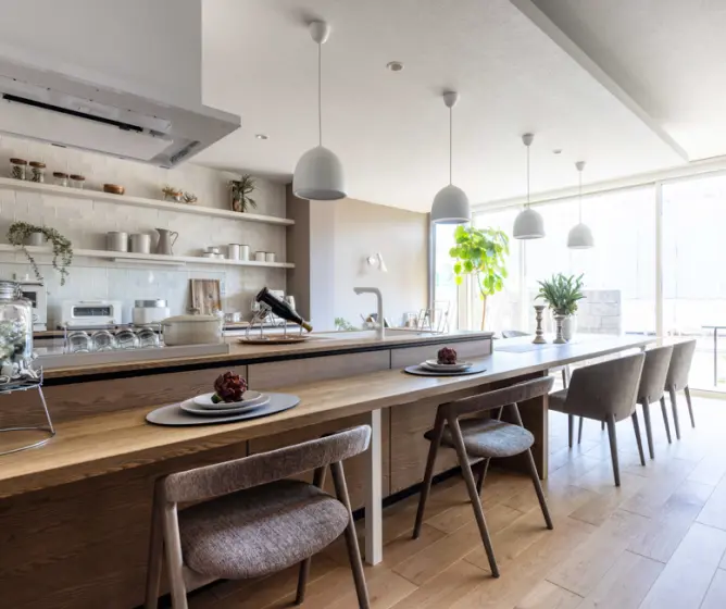 カウンター一体型の造作テーブルを設けたダイニング