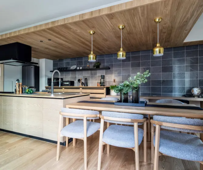 キッチンと色味を合わせた横並びダイニング