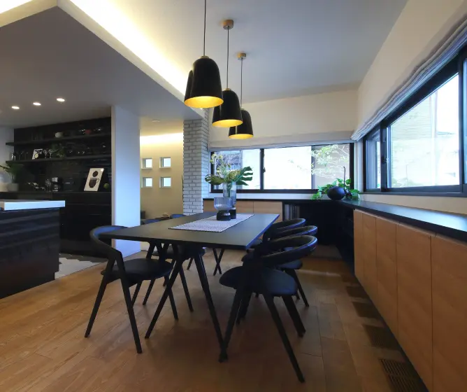 カウンター収納の上に窓が広がるダイニング