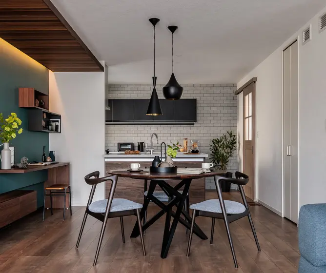 壁に埋め込まれた収納があるダイニング