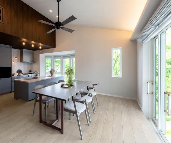 勾配天井の窓の大きなダイニング