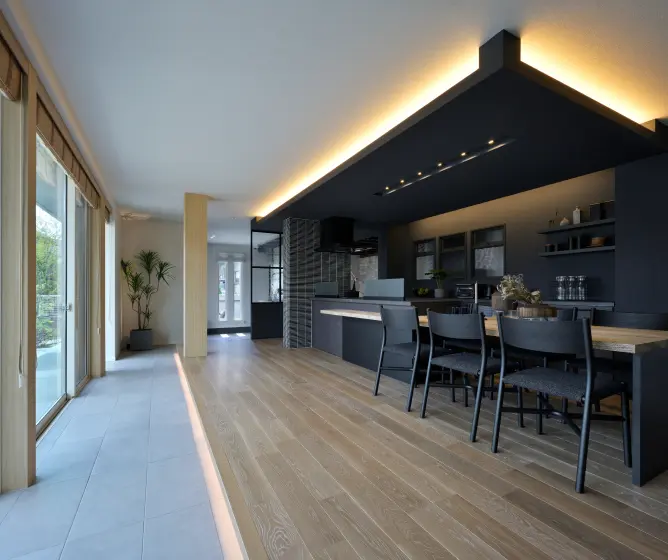 黒を基調に木目を合わせたモダンなダイニング