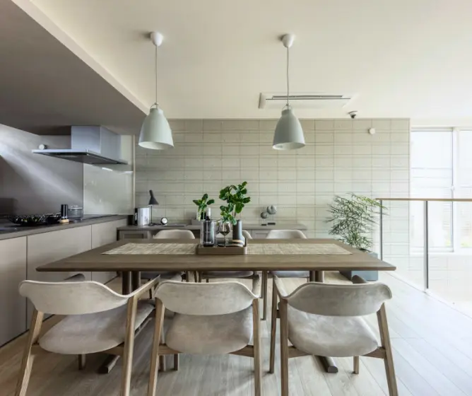 グレージュでまとめられたダイニング