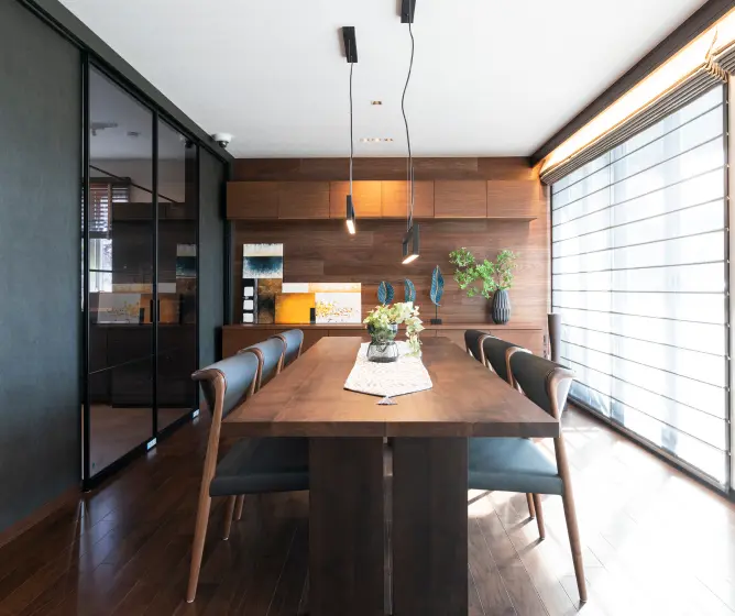 ウォールナット素材で統一した独立ダイニング