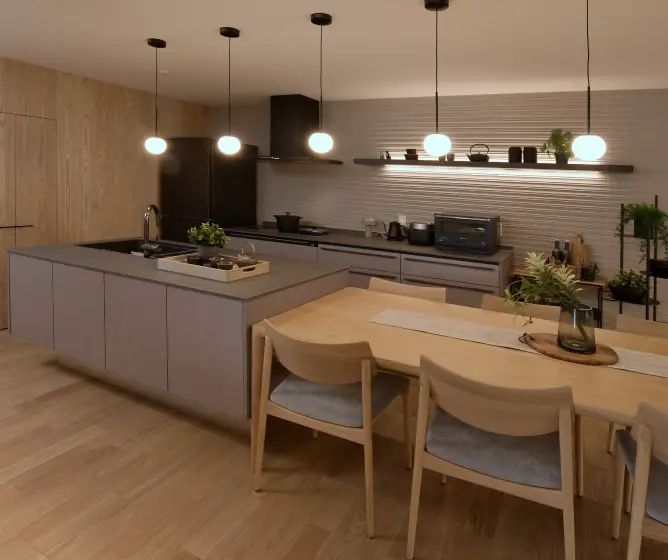 木目とマットな黒を組み合わせた横並びダイニング