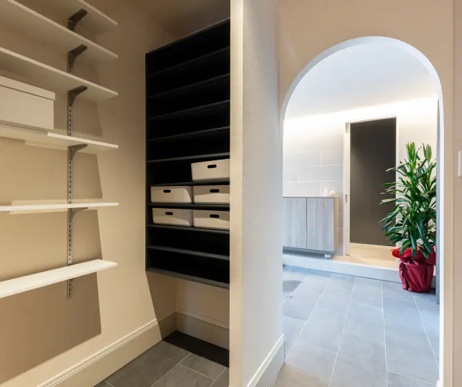 玄関ホールの奥に設けた手洗い