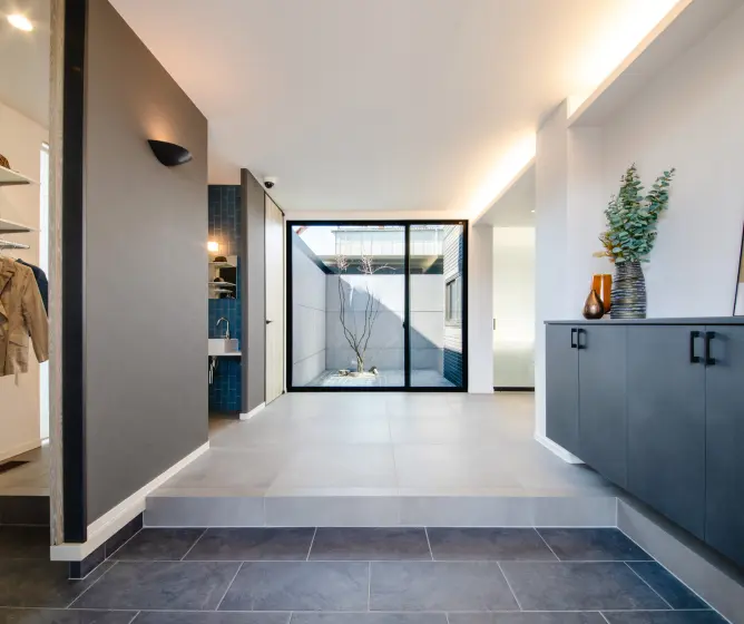 正面に坪庭が見える玄関