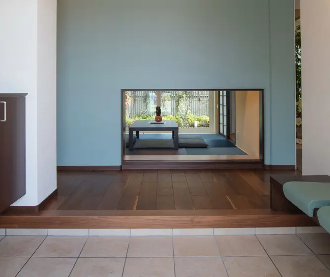 和室越しに中庭が見える玄関