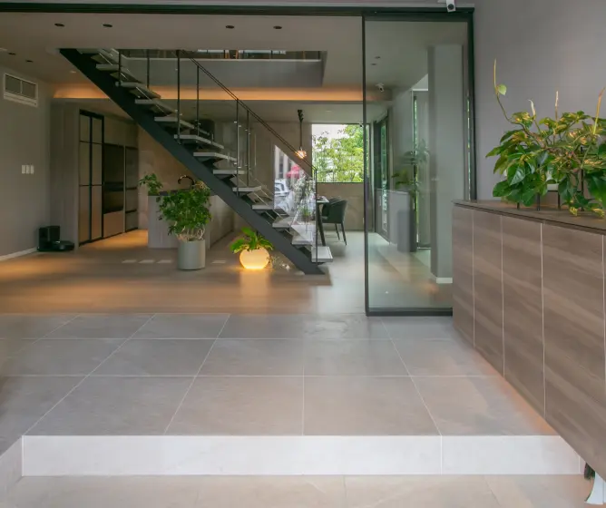 ダイニング越しに中庭が見える玄関