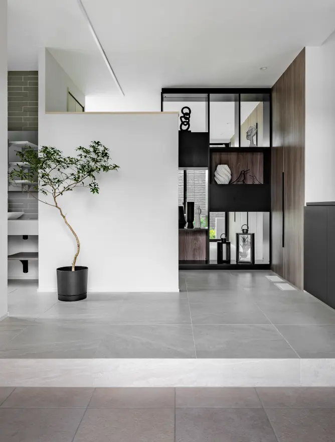 白い壁と飾り棚のある玄関