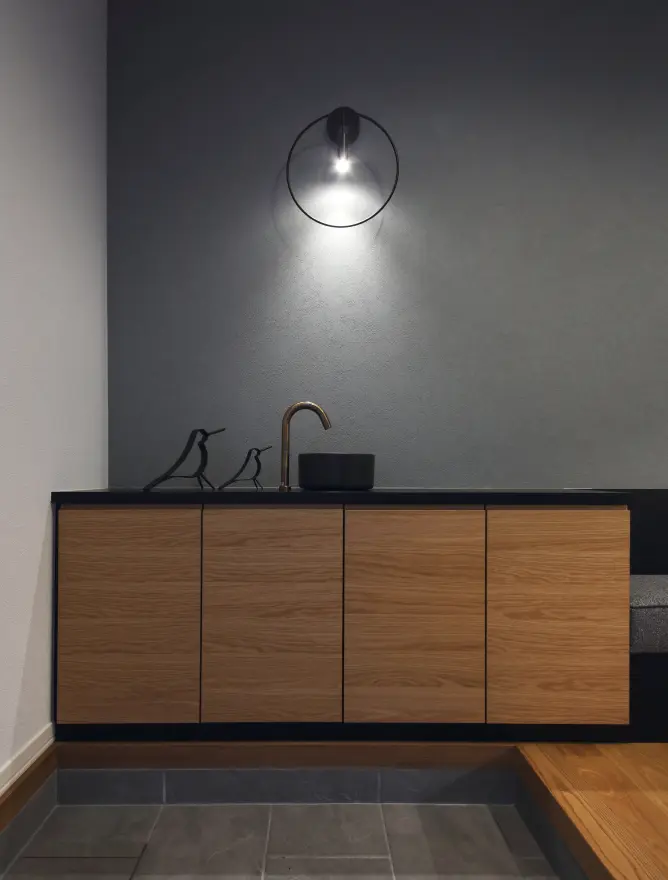 モノトーンに木目を組み合わせた玄関