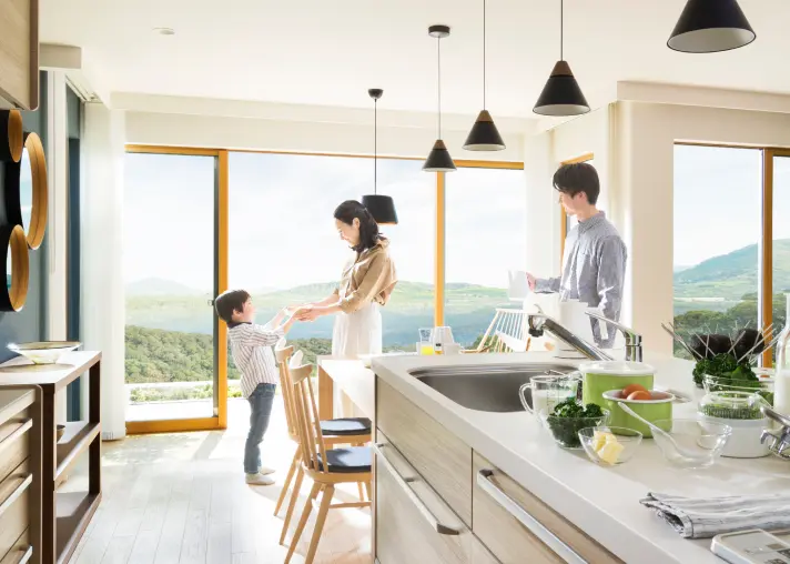 夫婦と子どもがダイニングにいる様子