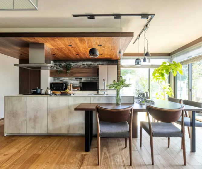 造作テーブルがつながったアイランドキッチン