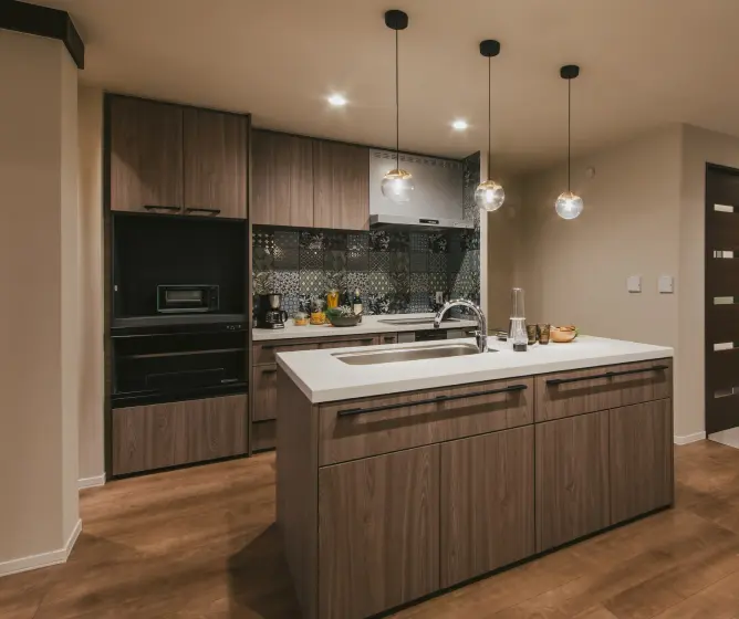 コンロ側がコンパクトな二列型キッチン