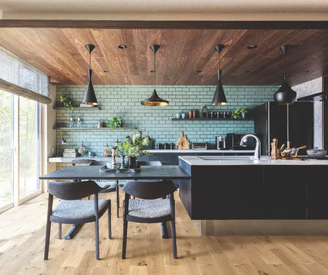 ペニンシュラキッチンと横並びダイニング