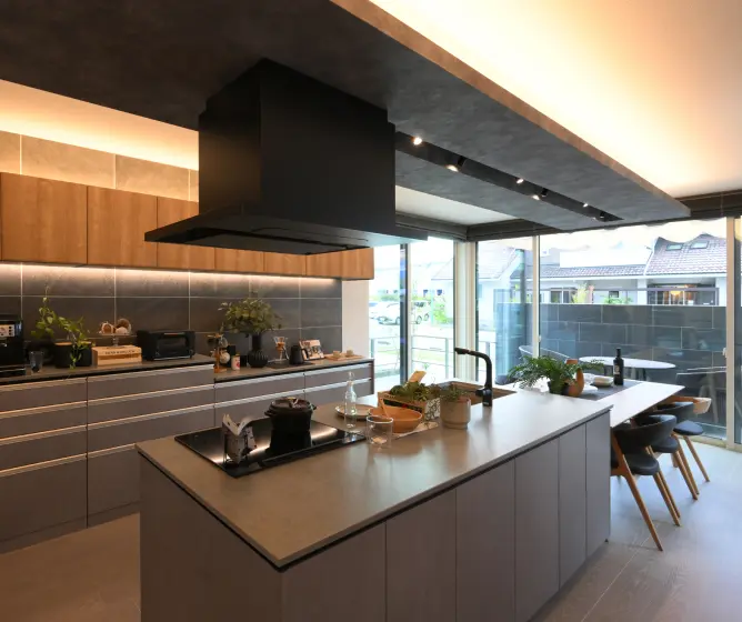 アイランドキッチンと横並びダイニング