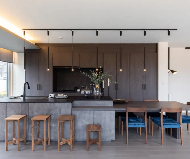 二列型キッチンと横並び造作ダイニング