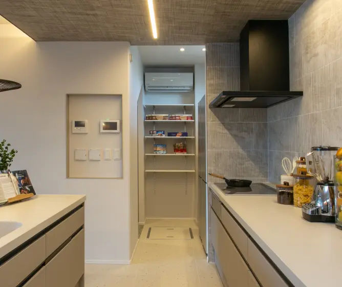 コンパクトスペースに設置したパントリー