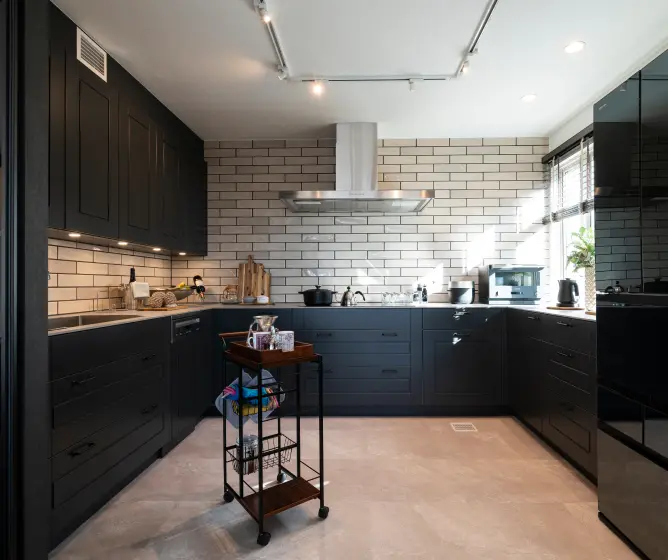 家電を並べたU型のキッチン