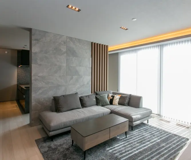 間仕切り壁のあるリビング