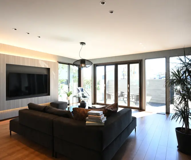 大きな窓でテラスとつながるリビング