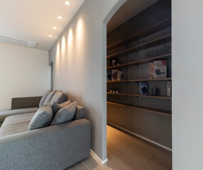 ソファの背面にあるクローゼット