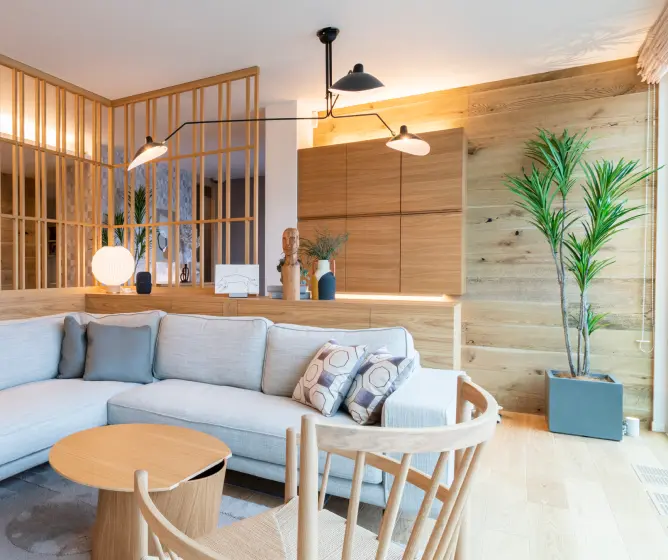 腰高の収納棚があるリビング