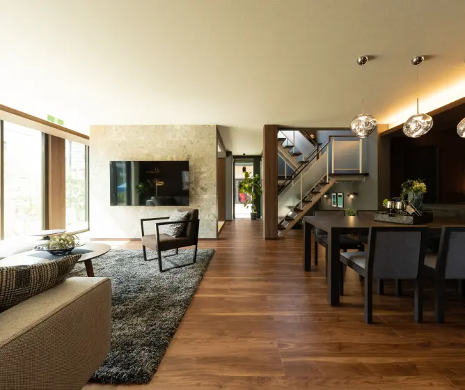 ダイニングとラグを敷いたリビング