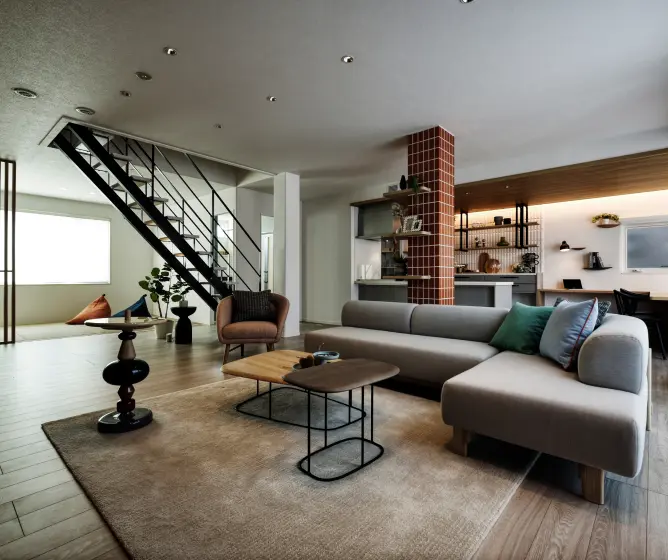 タイル貼りの大黒柱がある落ち着いたインテリアのリビング