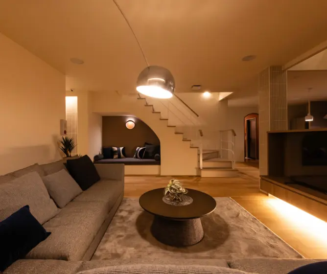 間接照明が灯る夜のリビング