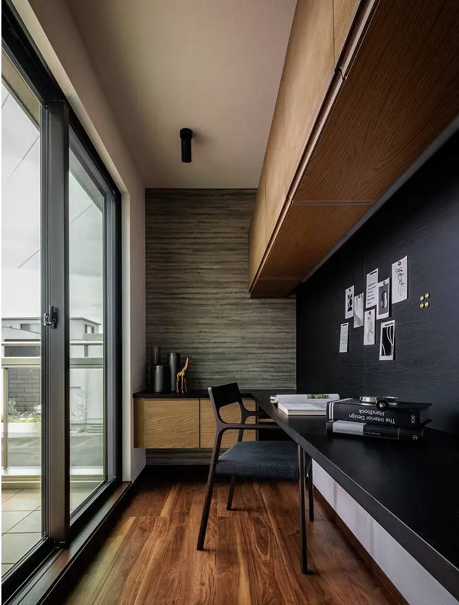 バルコニーに面した書斎