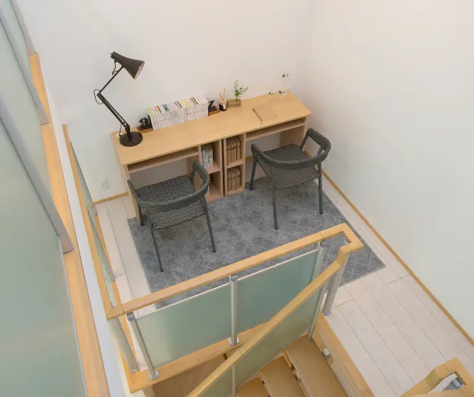 スキップフロアに設けた書斎