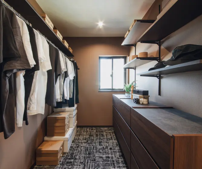 両側に棚のあるウォークインクローゼット