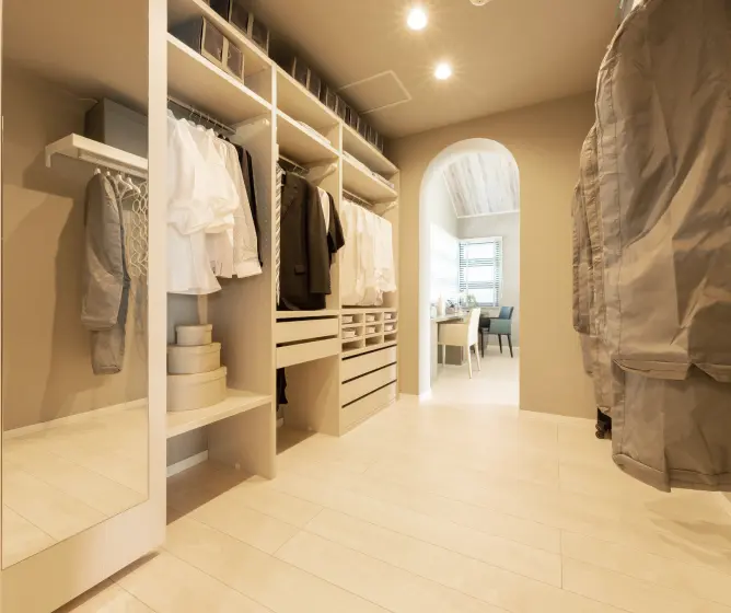 寝室からつながるウォークスルー型のクローゼット