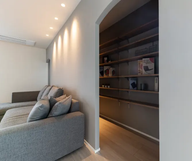 ソファの裏の収納スペース