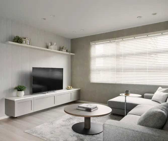 TVの上にロングボードを設置したリビング