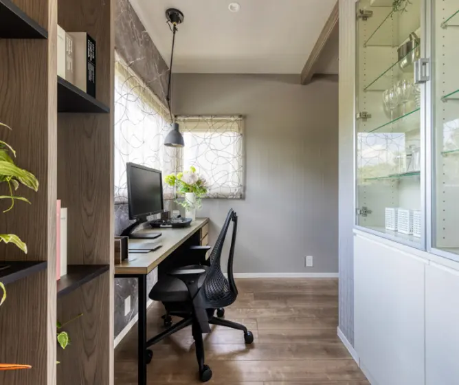 コレクションケースのある書斎