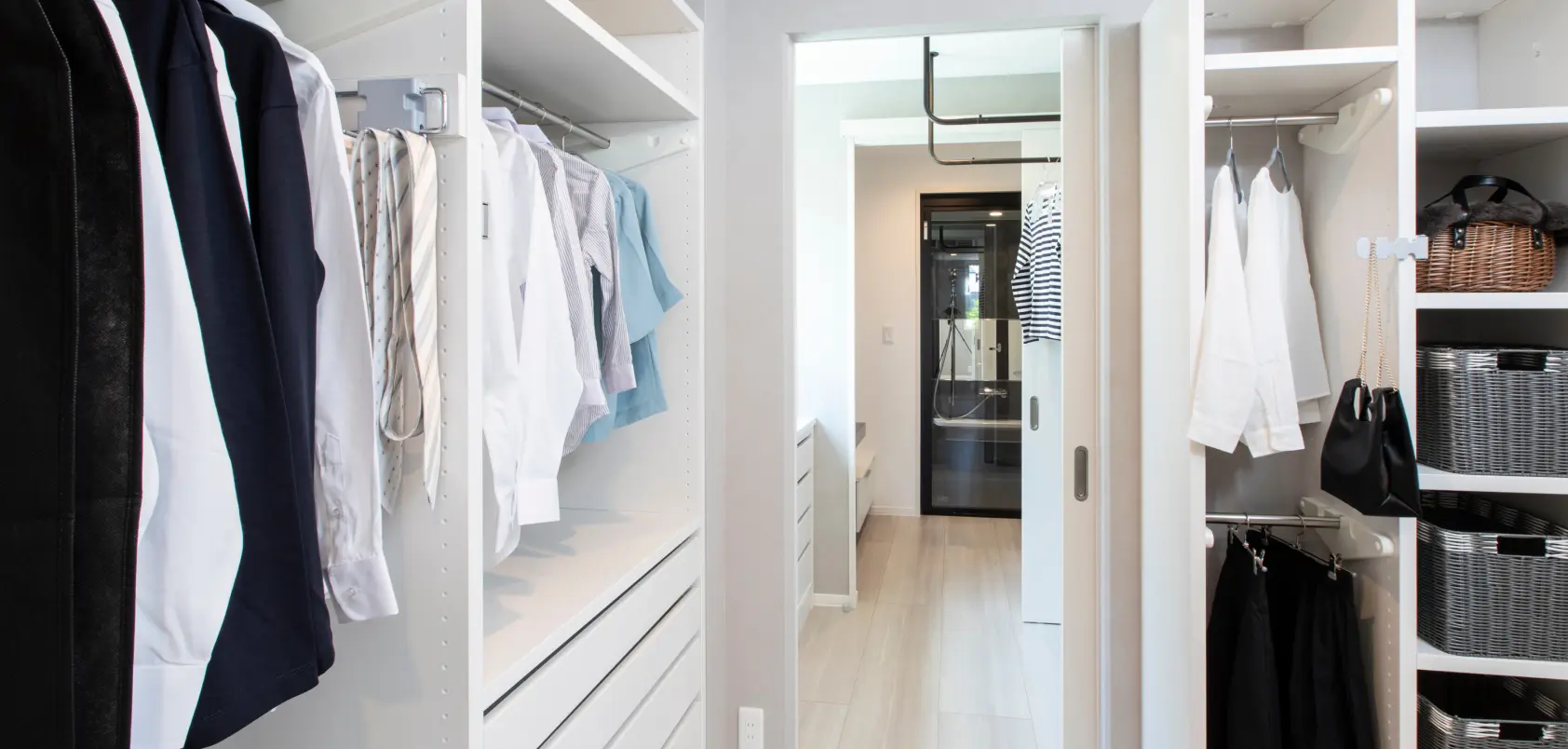 たくさんの収納があるウォークインクローゼット