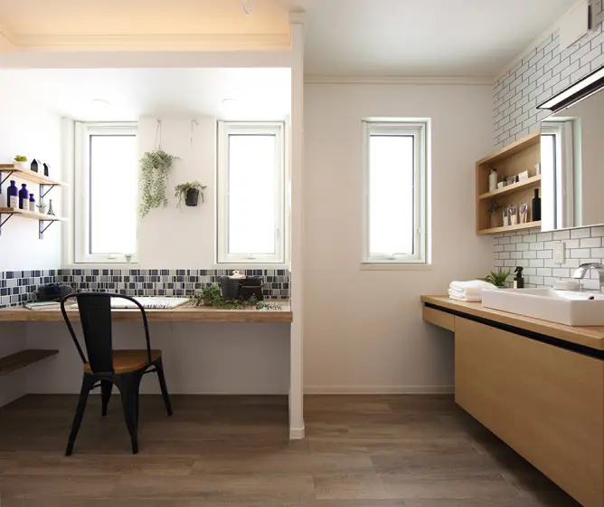 窓に面した明るい家事スペースがある洗面室