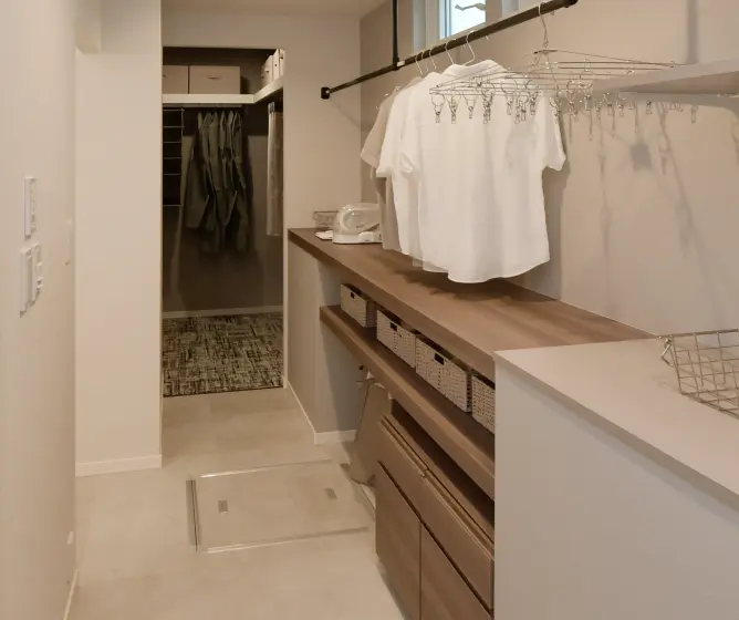 ランドリールームに隣接したファミリークローゼット